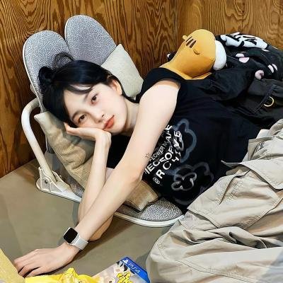 九顶假发的女孩